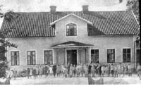 Fornåsa första skola uppfördes år 1877 av byggmästare Karström. Togs i bruk 1881. Den skolan användes till 1926, då nya skolan togs i bruk.