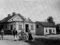 Huset där Örnell öppnade sin första affär. Framför affären Örnells efterträdare Gustav Karlsson med familj.