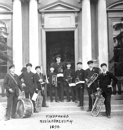 Musiken var en del av hans liv. Här på bild (nr 2 från vänster) tillsammans med några kamrater från mässingsorkestern i Finspång. Bild: Privat