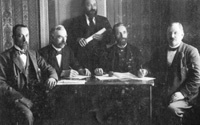 Motalaföreningens styrelse 1899. Stående sekreteraren F.W. Johansson. Bild: Motala musei- och hembygdsförening