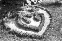 En av de många romantiska dekorationer Hilding utfört i trädgården. Här symbolerna för tro, hopp och kärlek i buxbom.