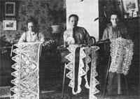 Klara (till vänster) knypplar altarspetsar tillsammans med sin syster Signe (i mitten) och Ida Eriksson.
