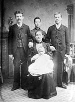 Tre av Leanders barn: Karl, Hanna och Emil samt Karls hustru Klara med sonen Hugo i knäet. Fotot troligen från 1895.