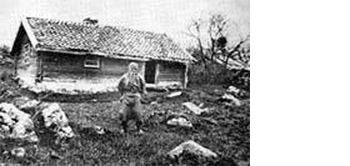Kalle framför sin stuga i Slägghult Foto: Ur "Jag var en herrgårdsflicka"