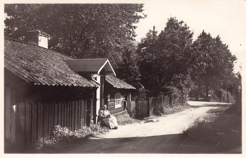 Klara vid sin stuga, Foto ur Kvillinge Föreningsarkivs samlingar