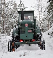 Traktor i Bolinder Munktell Viktor i snöigt landskap